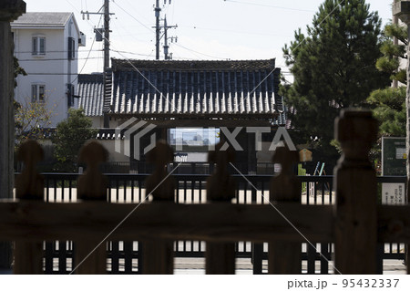 大樹寺（岡崎市）境内より総門を通して岡崎城を眺める（ビスタライン） 95432337