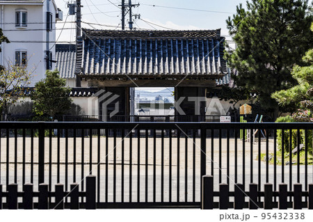 大樹寺（岡崎市）境内より総門を通して岡崎城を眺める（ビスタライン） 95432338