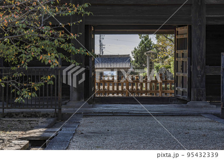 大樹寺（岡崎市）境内より総門を通して岡崎城を眺める（ビスタライン） 95432339