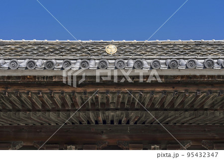 大樹寺、三門屋根の三つ葉葵（愛知県岡崎市） 95432347