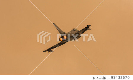 夕暮れのイタリア空軍ユーロファイターEF-2000 95432670