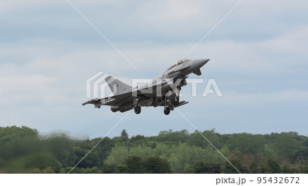 イタリア空軍ユーロファイターEF-2000離陸 イタリア空軍ユーロファイターEF-2000離陸 95432672