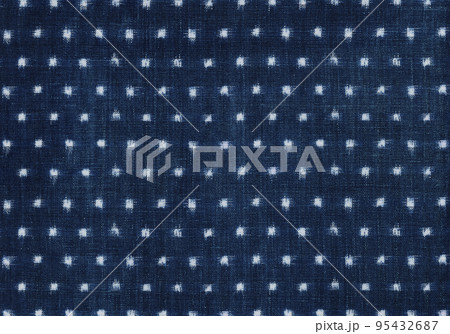 日本の伝統模様「雪ん子」柄、色落ちした紺藍色の藍染め 95432687