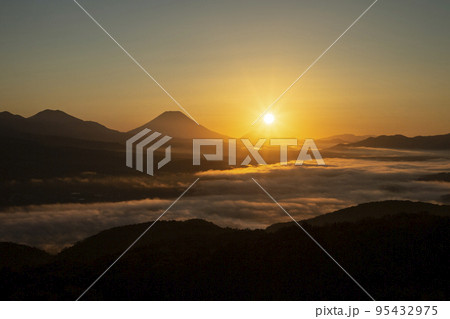 雲海の羊蹄山 95432975