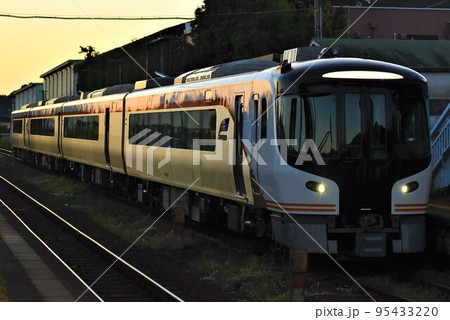 夕日に染まるHC85系ひだ 95433220