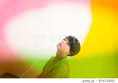 おしゃれな男性のカラフルなポートレート 95433605