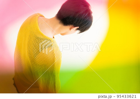 おしゃれな男性のカラフルなポートレート おしゃれな男性のカラフルなポートレート 95433621
