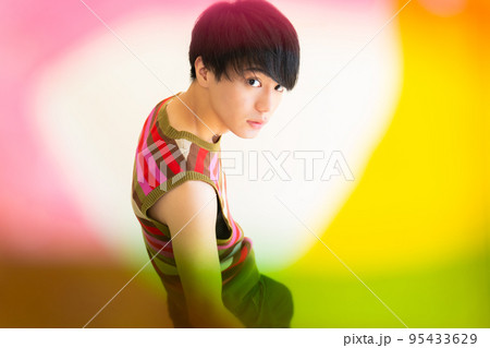 おしゃれな男性のカラフルなポートレート おしゃれな男性のカラフルなポートレート 95433629