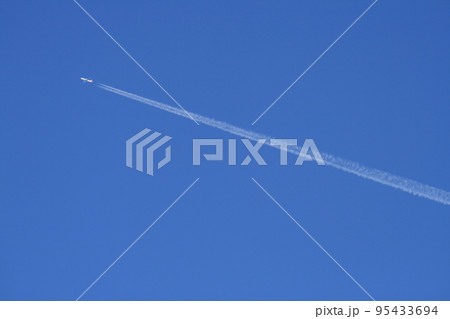 青空に一筋の飛行機雲 青空に一筋の飛行機雲 95433694