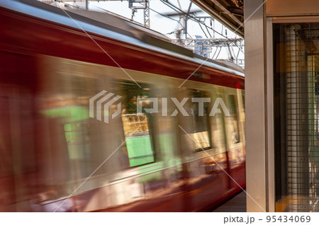 横浜京浜急行子安駅のホームを通過する車両の風景です 横浜京浜急行子安駅のホームを通過する車両の風景です 95434069