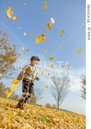 秋の公園で遊ぶ男の子 95434996