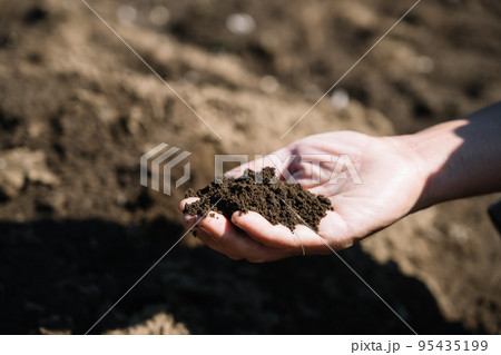 農業・土を持つ男性の手元 95435199