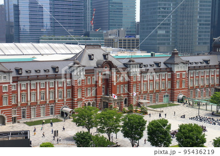 東京駅丸の内口　東京都千代田区丸の内 赤レンガ造りのレトロモダンな建物ターミナル駅 95436219