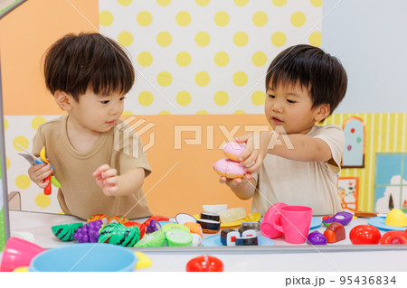 おままごとで遊ぶ子供 95436834