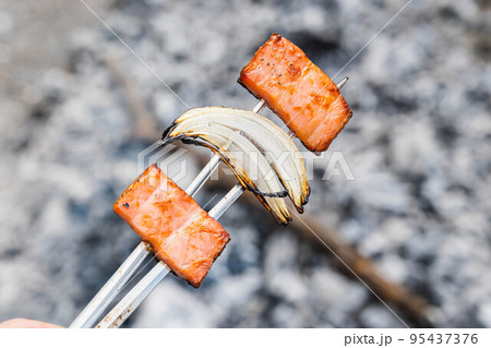 厚切りベーコンと玉ねぎの串焼き 厚切りベーコンと玉ねぎの串焼き 95437376