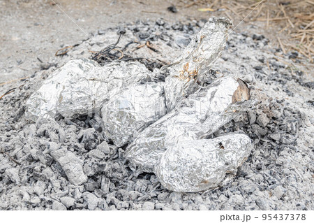 出来上がった焼き芋 出来上がった焼き芋 95437378