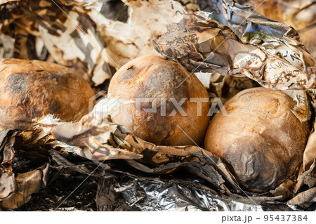 焼き芋　じゃがいも 95437384