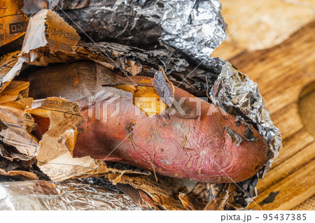 焼きあがったサツマイモ 95437385