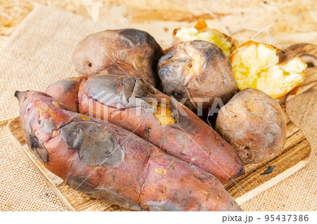 焼きあがったサツマイモとジャガイモ 95437386