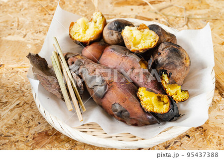 焼きあがったサツマイモとジャガイモ 95437388