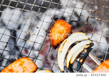 厚切りベーコンと玉ねぎの串焼き 95437400