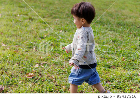 公園で走り回る子供 公園で走り回る子供 95437516