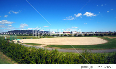 河川敷の野球場 95437651