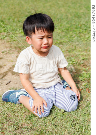 イヤイヤ期の男の子 95437692
