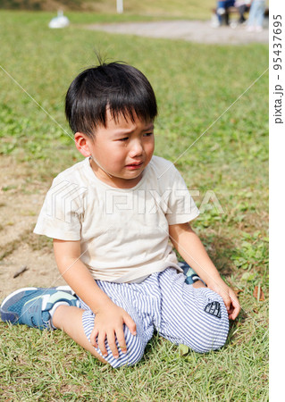 イヤイヤ期の男の子 イヤイヤ期の男の子 95437695