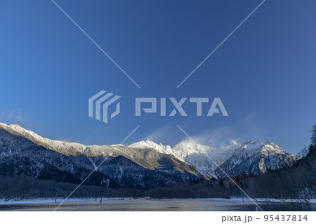 長野県　北アルプス　上高地　大正池より雪煙舞う穂高連峰 95437814