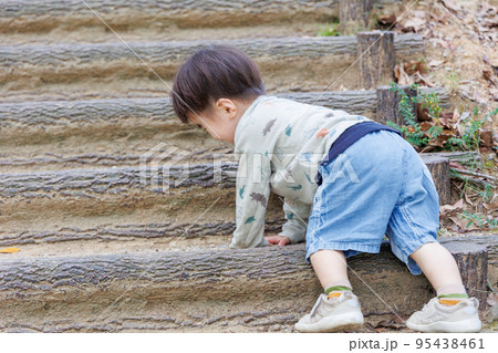 階段を登る男の子 95438461