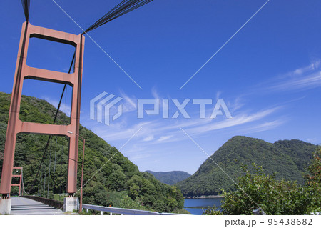 川俣湖に架かる吊橋　川俣大橋 95438682