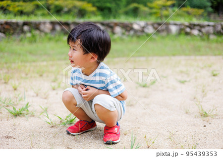 泣き顔の男の子 泣き顔の男の子 95439353
