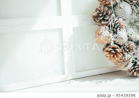 白いクリスマス背景　冬のイメージ素材 95439396