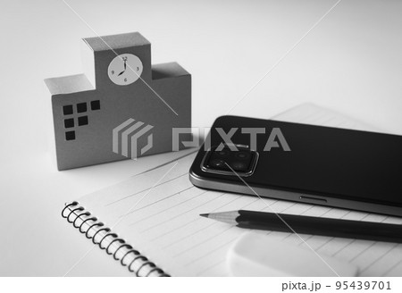 教育とスマホ　スマートフォンと校舎 95439701