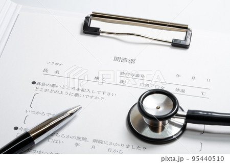 問診票と聴診器 問診票と聴診器 95440510