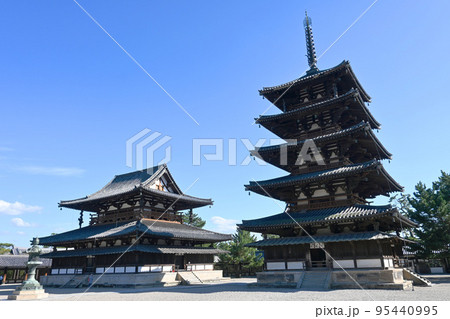 奈良県斑鳩の里の世界遺産法隆寺の国宝五重塔と金堂 95440995