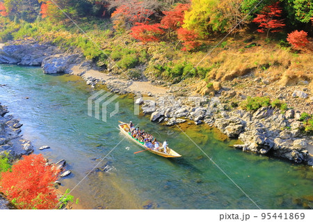 紅葉の中の保津峡の川下り(京都 嵯峨野) 紅葉の中の保津峡の川下り(京都 嵯峨野) 95441869