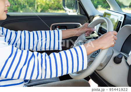 運転する女性の手元 95441922