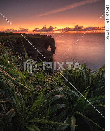 沖縄 万座毛夕焼け 沖縄 万座毛夕焼け 95442064