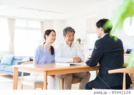 訪問営業を受ける夫婦 訪問営業を受ける夫婦 95442129