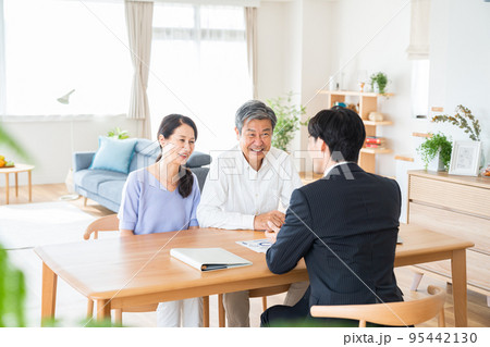 訪問営業を受ける夫婦 95442130