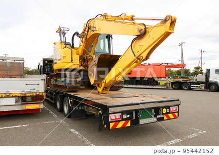 油圧ショベルの輸送作業 油圧ショベルの輸送作業 95442152