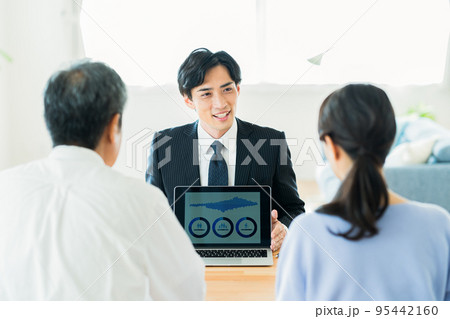 訪問営業を受ける夫婦 95442160