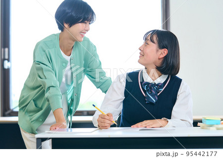 勉強する中学生 指導をする教師 勉強する中学生 指導をする教師 95442177