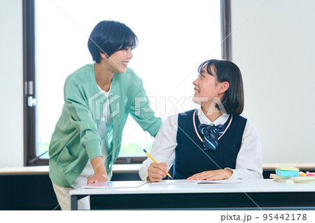 勉強する中学生　指導をする教師 95442178