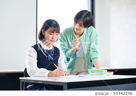 勉強する高校受験生　指導をする先生 95442296