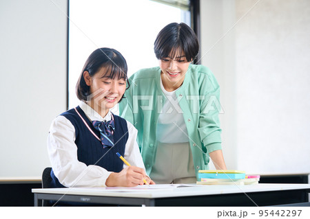 勉強する高校受験生　指導をする先生 95442297
