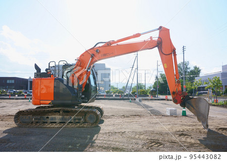 建設現場のショベルカー 建設現場のショベルカー 95443082