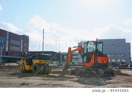 建設現場の振動ローラーとショベルカー 建設現場の振動ローラーとショベルカー 95443083